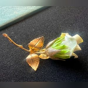 Vintage Giovanni soft yellow rose broach signed gold tone stem and leaves